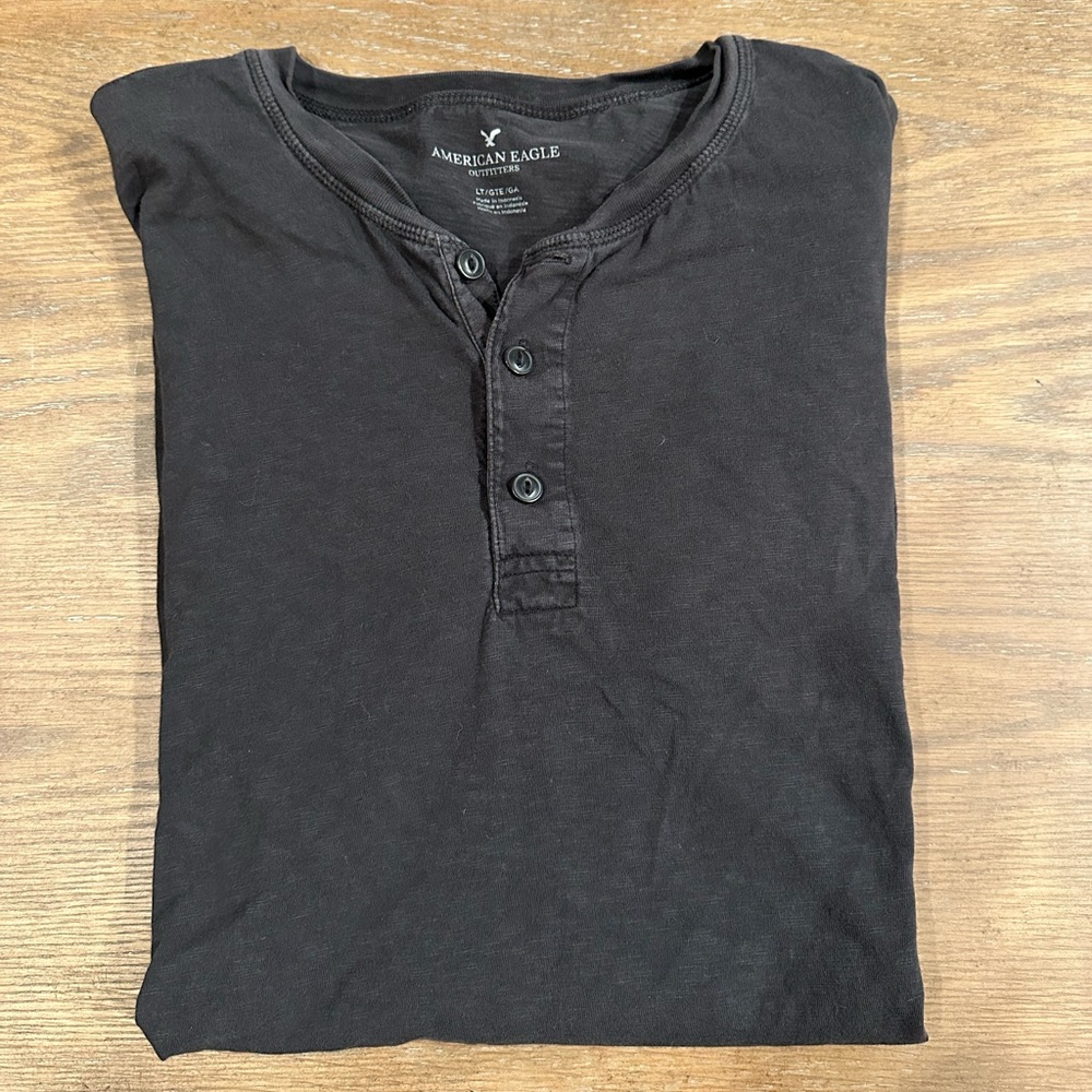 Black American Eagle short sleeve. Size L.